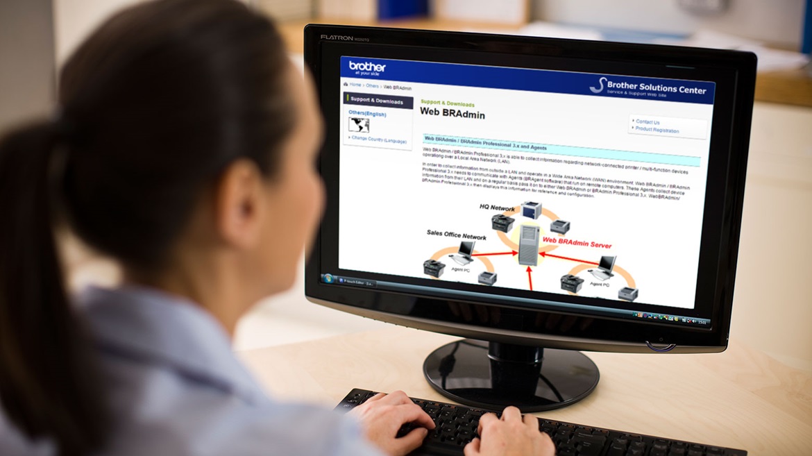 Lady looking at computer with BRAdmin on the screen